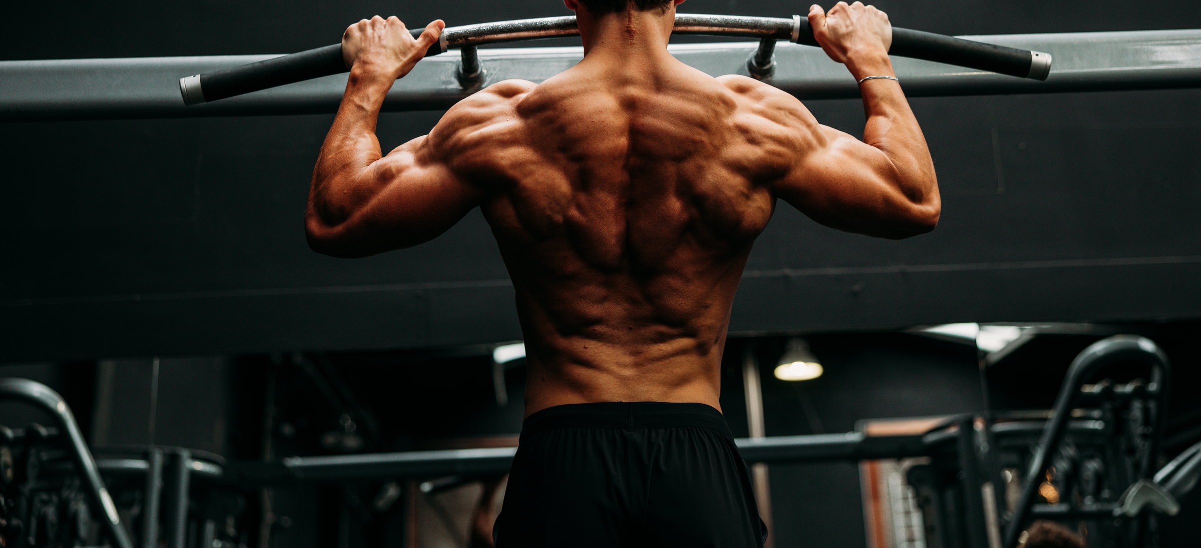 Rugtraining aan de lat pulldown in de sportschool